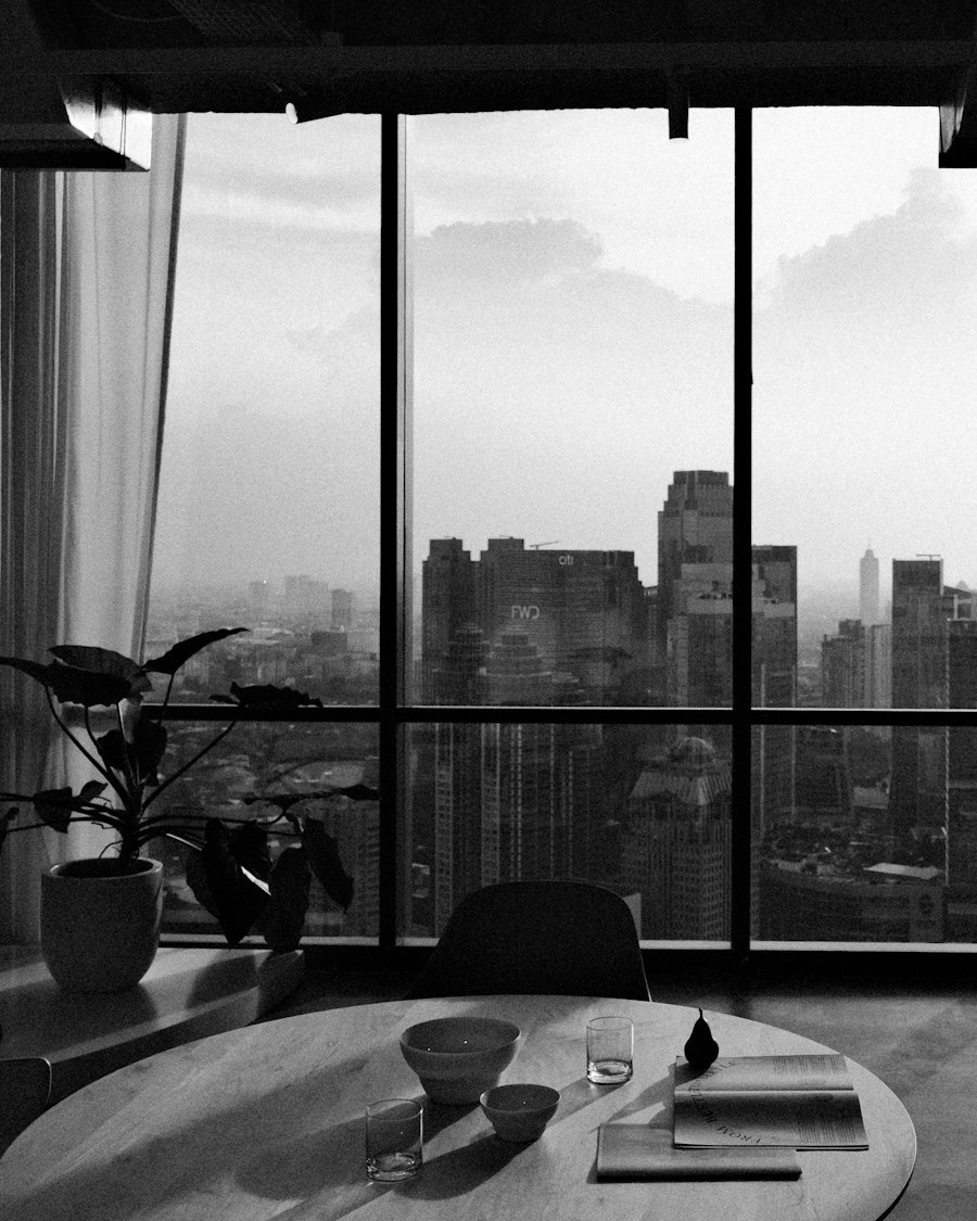 Interior contemporâneo com vista ampla sobre a cidade