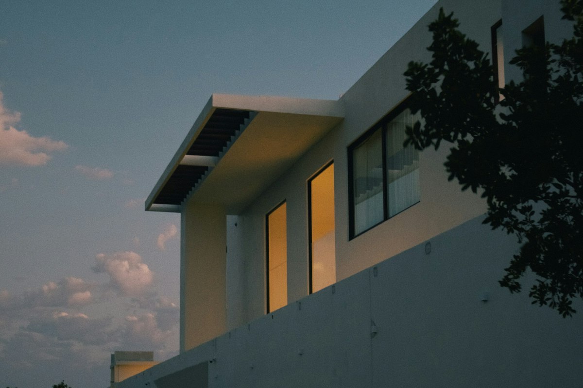 Fachada residencial discreta ao entardecer