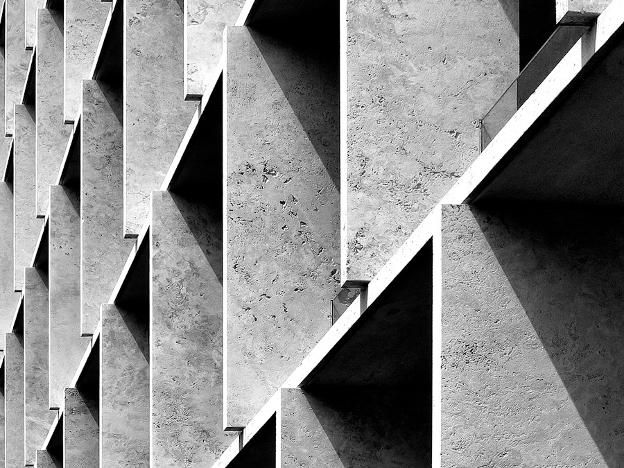 Escadaria arquitetônica em contraste de luz e sombra